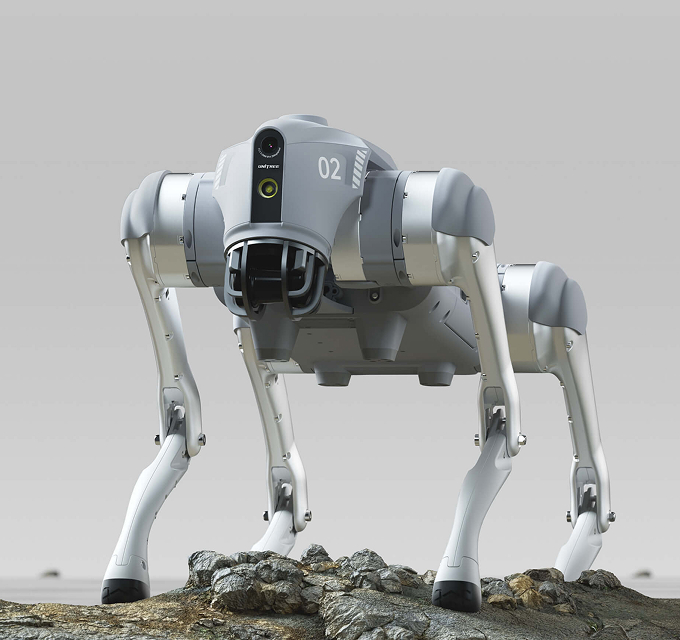 robot kroczący na podium na jasnym tle
